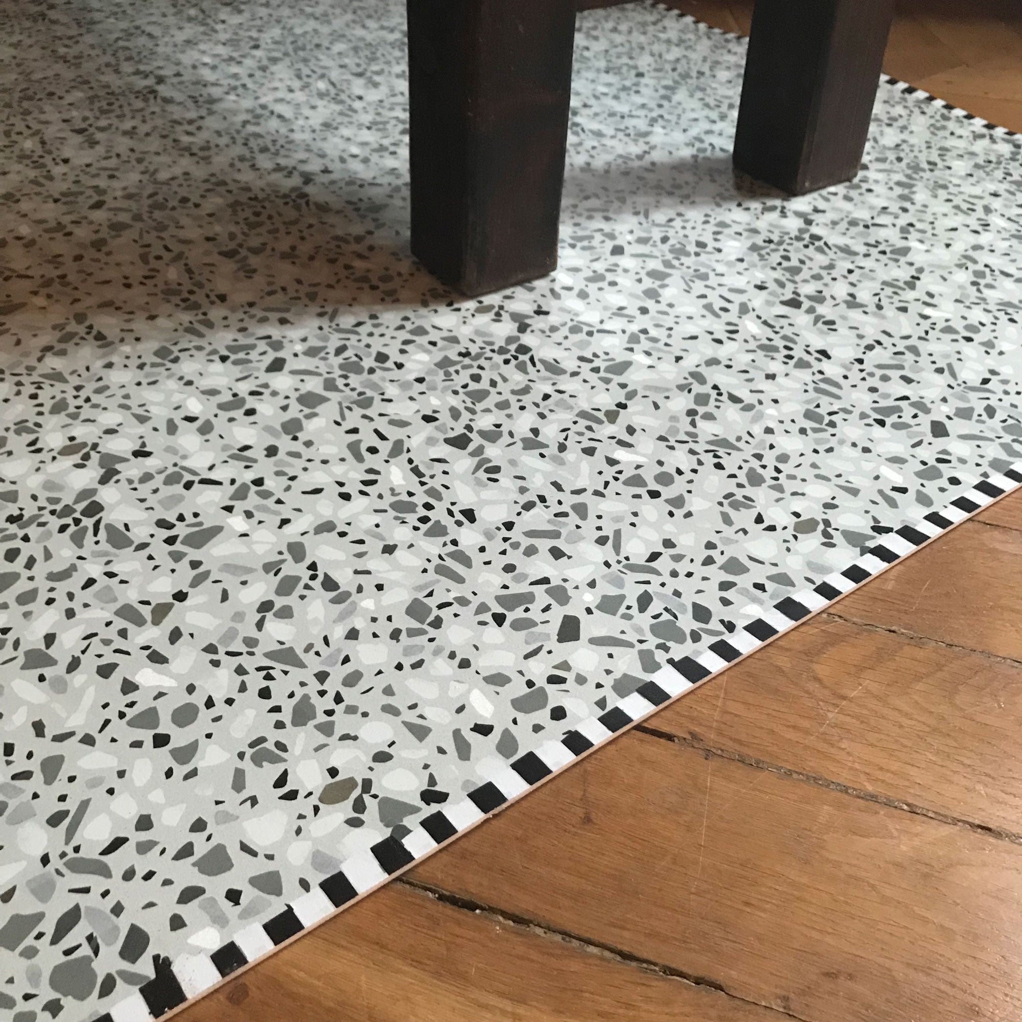 Terrazzo gris vinyl rug