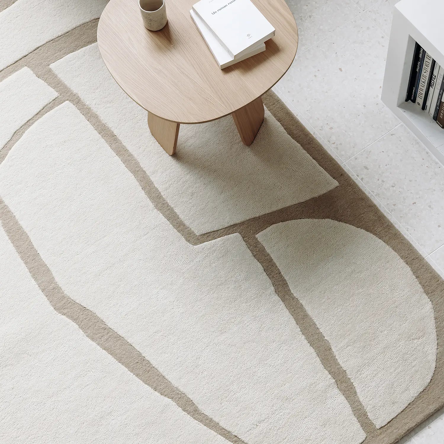 Tapis de salon en laine beige et table d'appoint en bois