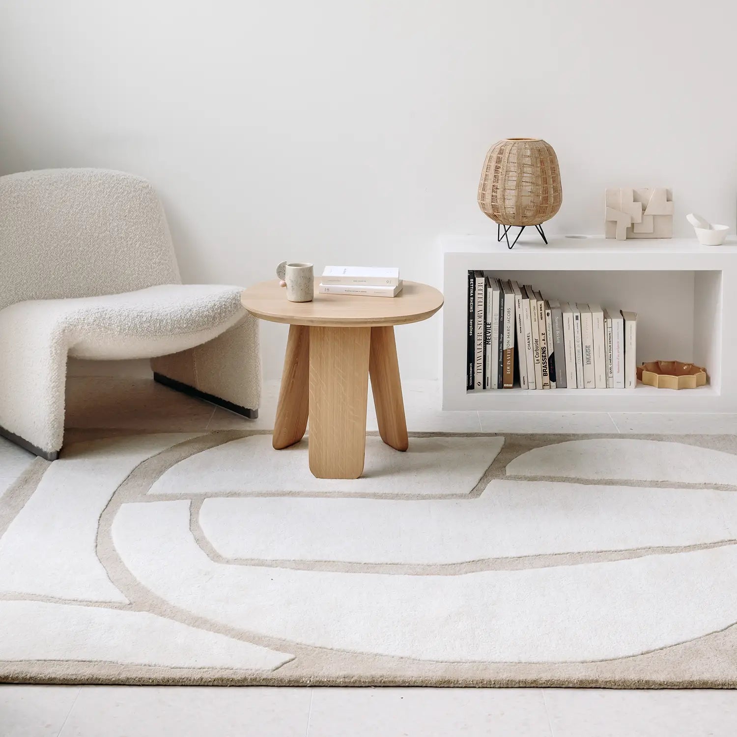 Tapis de Salon beige et blanc, fauteuil blanc et table d'appoint en bois