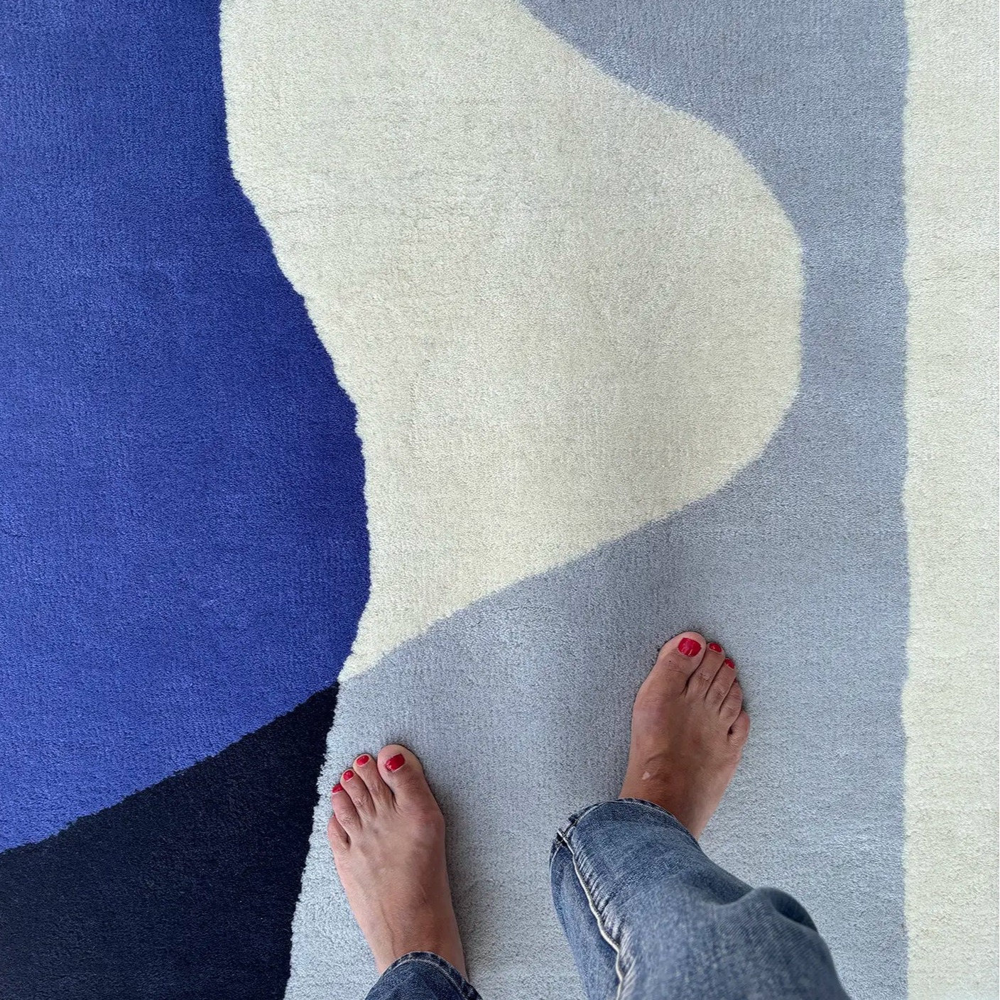 Pied posé sur un tapis en laine bleu