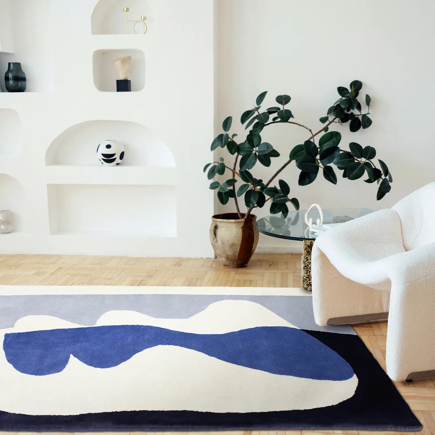 Tapis bleu en laine avec fauteuil blanc