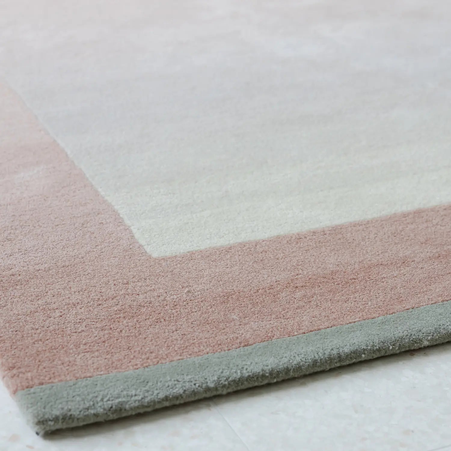 Zoom tapis en laine rose et vert