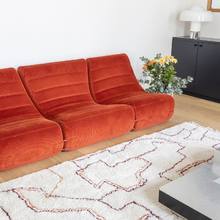 Et si on s'amusait à cartographier son salon? Adoptez le tapis TERRES aux lignes de feu pour réchauffer les coeurs... et les pieds!

The rug TERRES and its fiery lines will warm hearts... and feet!
.
.
.
.
.
#editoparis #tapisdesign #70svibes #decoration #interiordesign #homstyle #inspiration #rug #orange